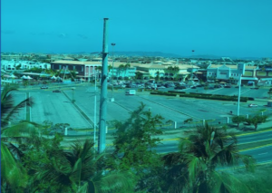Vista del Centro Comercial Plaza Mayor desde el Estacionamiento