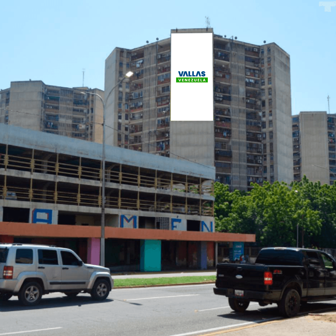 Valla 9 × 20 m en Av. Padilla