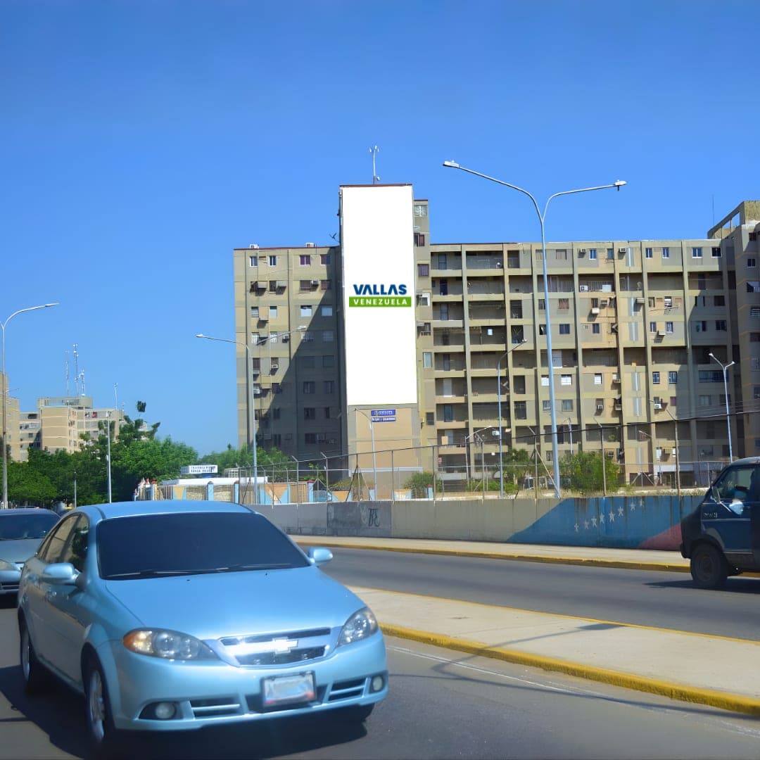 Valla 6 × 19 m en Av. 40