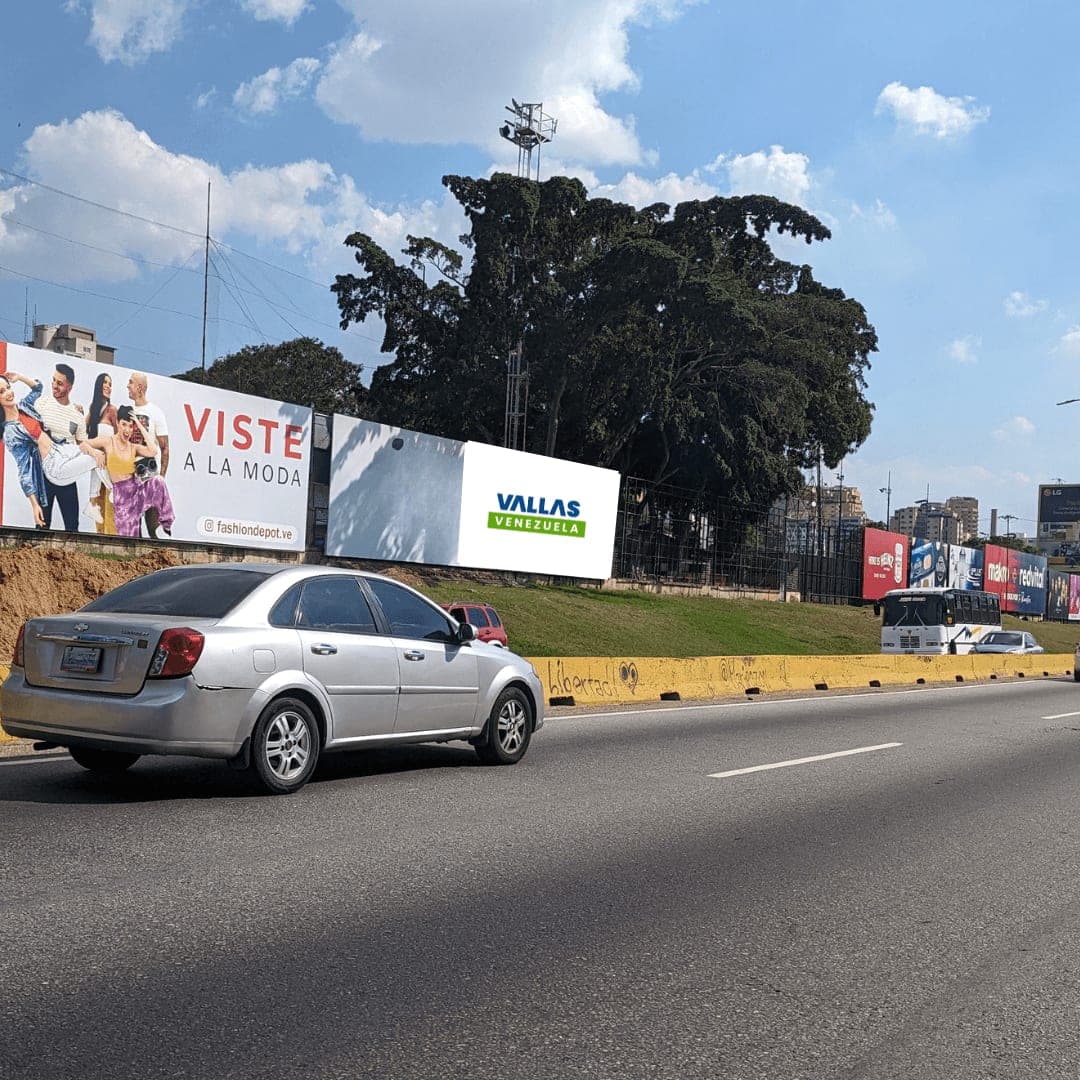 Valla 12 × 6 m en Autopista del Este