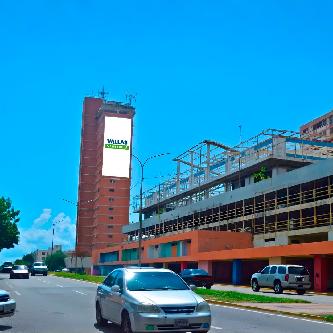 Valla 9 × 14 m en Av. Padilla
