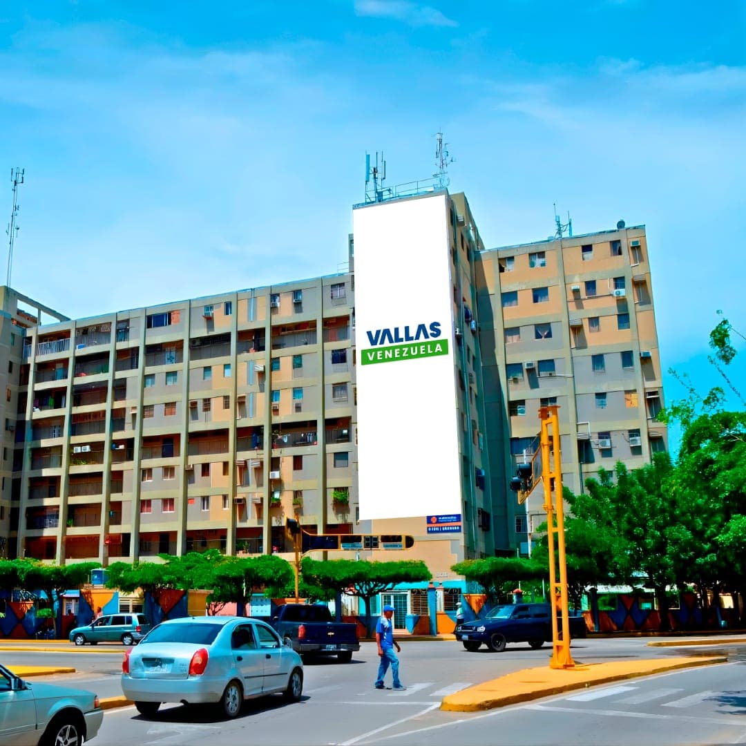 Valla 6 × 19 m en Av. 40