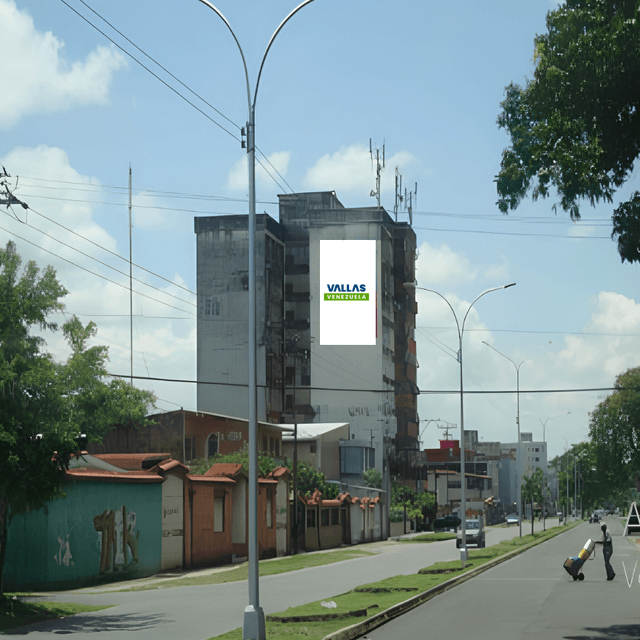 Valla en Av. 13 de Junio