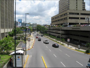 Fotografía de la Avenida Ernesto Blohm. En la derecha el CCCT y a la izquierda el edificio IBM