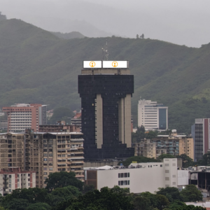 Vista desde el Este de la torre camoruco donde resaltan sus vallas publicitarias en la terraza del edificio
