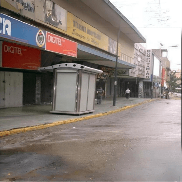 Kiosco en Av. Universidad con esquina Sociedad. Frente a la Academia Americana. Sentido Este