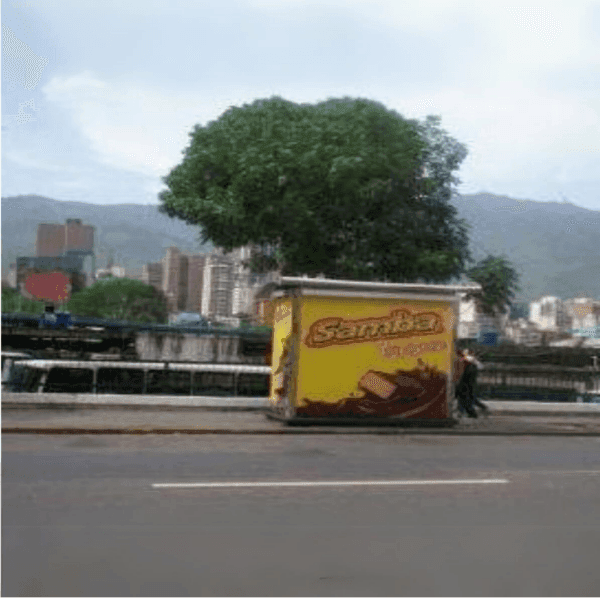 Kiosco en Av. Lecuna entre la calle Curamichate y Rosario