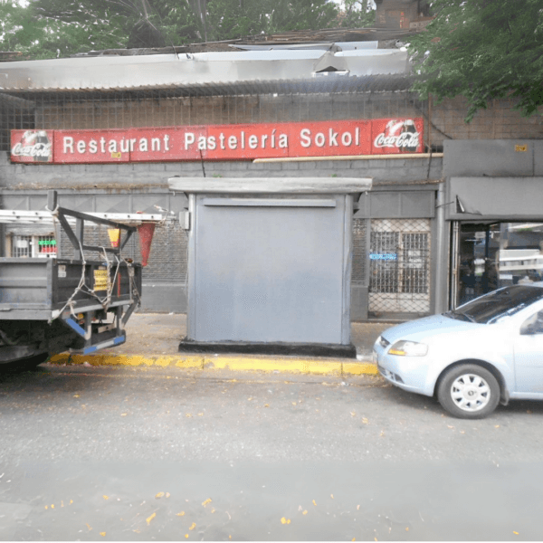 Kiosco en Av. Fuerzas Armadas entre esquina Corazón de Jesús y Socarra.