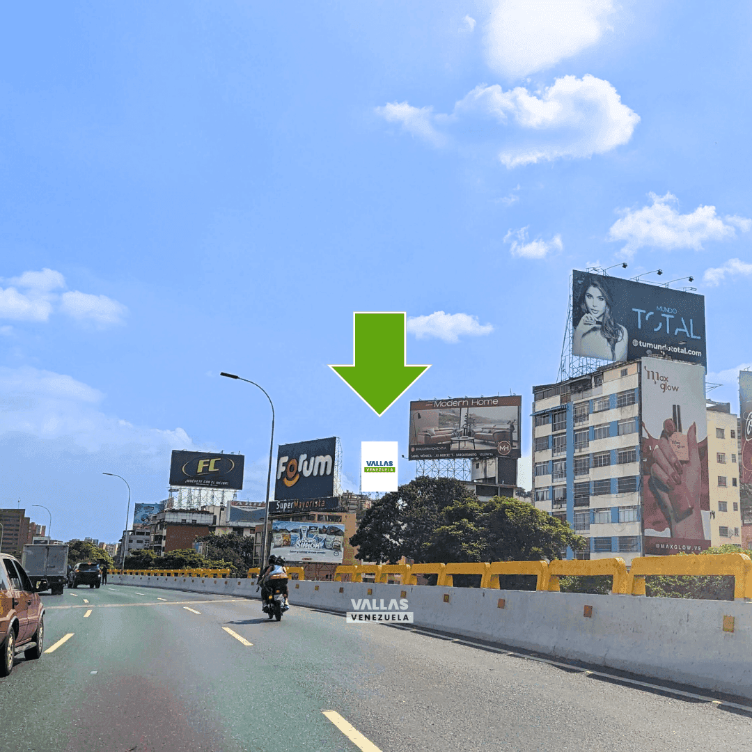 Autopista Francisco Fajardo altura de Bello Monte. Sentido Oeste Este. Edificio Cuatro Hermanos. Lado derecho Caracas