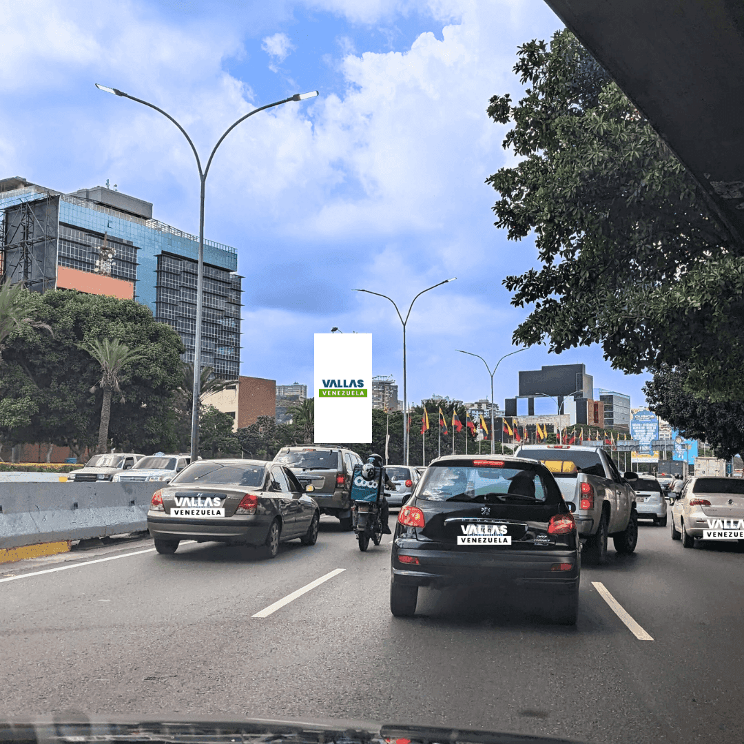 Comienzo de la autopista Prados del Este ingresando desde la Av. Andrés Galarraga de Chacao sentido oeste