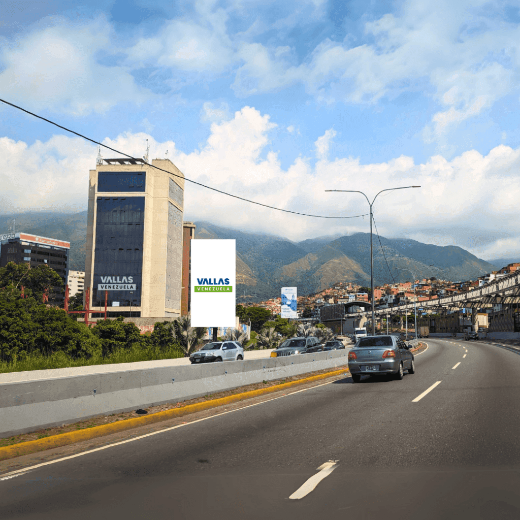 Autopista Francisco Fajardo recta de la Urbina sentido Este