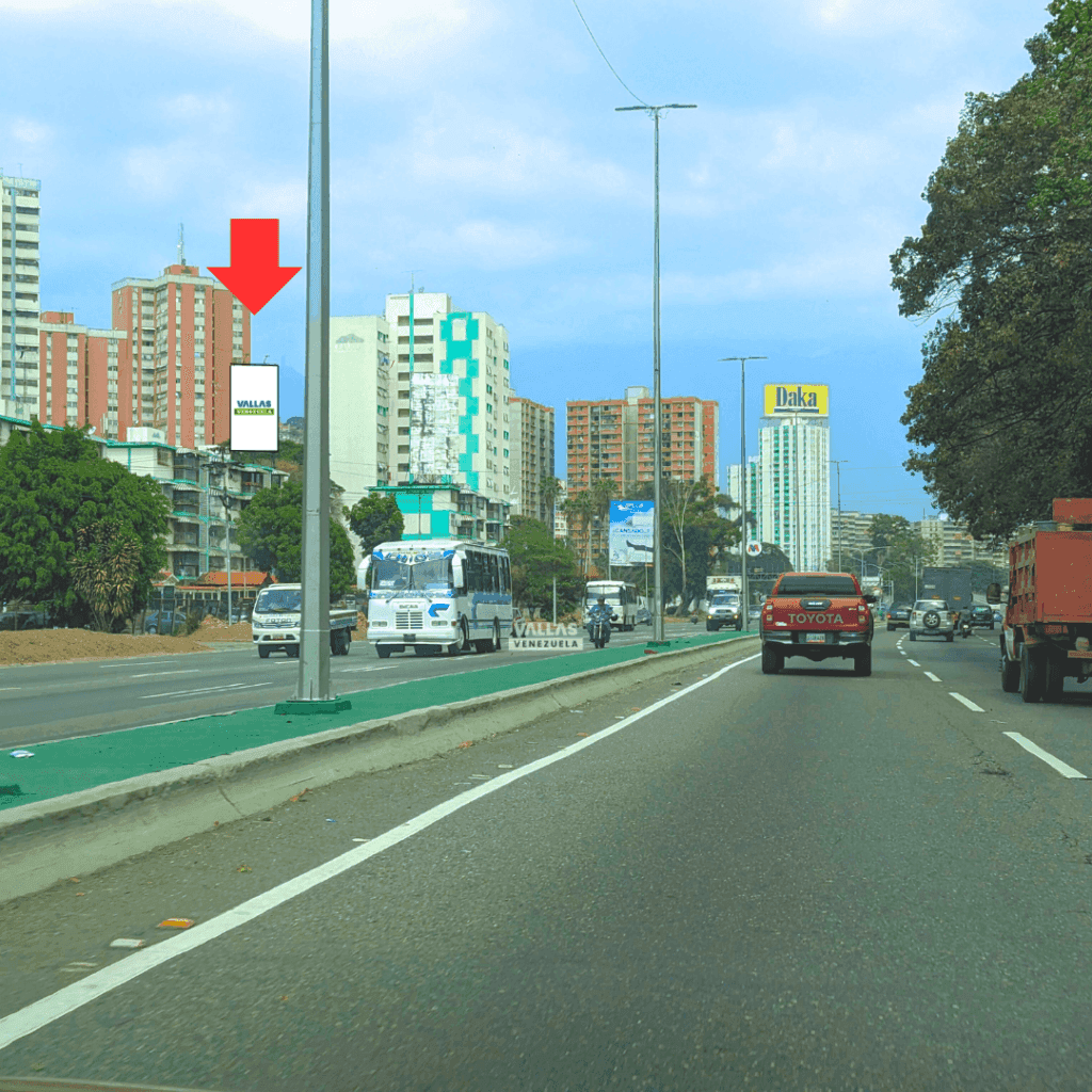 Autopista Valle-Coche. Vía Plaza Venezuela y Catia, Frente a Fuerte Tiuna, Caracas, Dtto Capital. valla vertical 6m x 12m