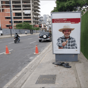 Av. Principal de Las Mercedes con Calle New York, frente al antiguo supermercado de una, Tótem de 1.15m x 1.9m