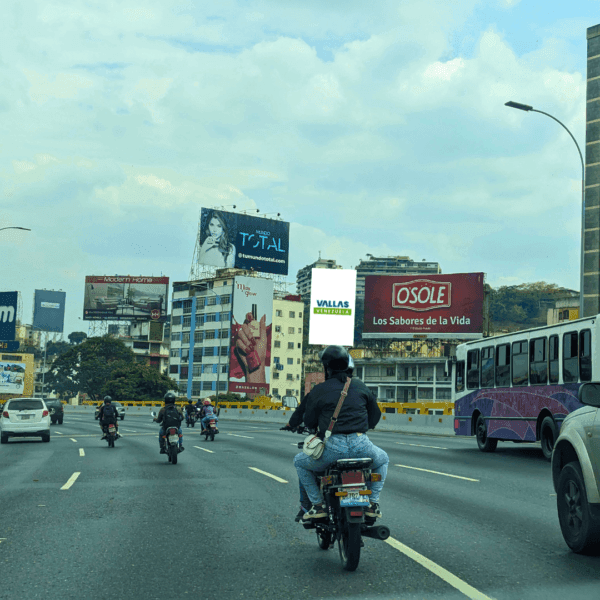 Autopista Francisco Fajardo. altura de Bello Monte sentido Oeste-Este. Edificio San Juan Caracas