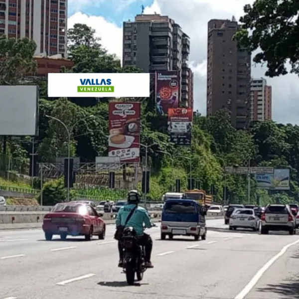 Autopista Prados Del Este, Altura Santa Rosa de Lima, sentido Este, Caracas. Valla Horizontal de 30 m x 6.1m