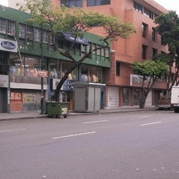 Kiosco en Av. Casanova después de C.C. El Recreo sentido Este Caracas