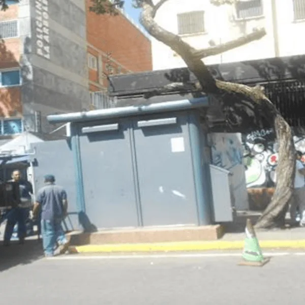 Kiosco en Av. Panteón entre Av. Anauco y Av. Cajigal