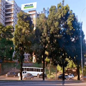 Valla publicitaria en Distrito Capital - Av. Intercomunal el valle, Edificio Araguaney III, conjunto residencial parque el valle, Caracas, Valla Horizontal de 20m x 8m